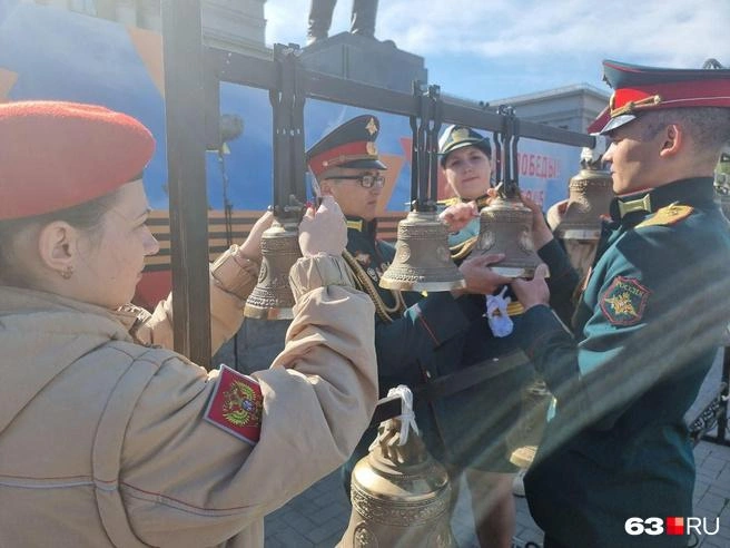 Сотрудничество звонарей и военных продолжилось и после парада. Например, вместе они исполняли марш «Слава Родине» | Источник: Роман Данилкин