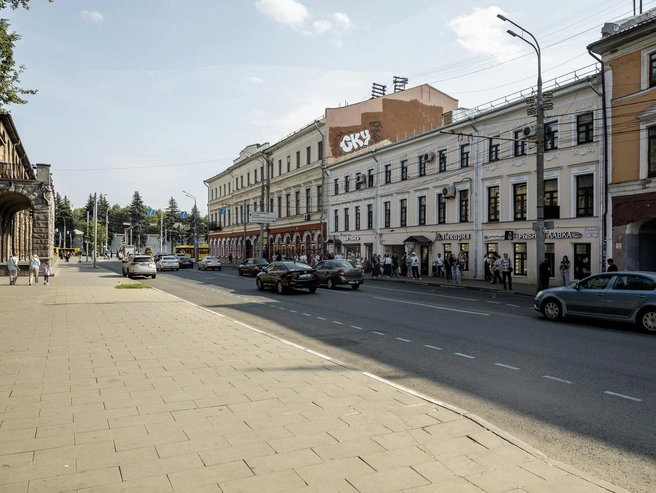 Одна сторона улицы Комсомольской имеет плотную застройку, где проходы во дворы организованы в арках — там-то и скрыта основная непарадная часть | Источник: Александр Куренной / 76.RU
