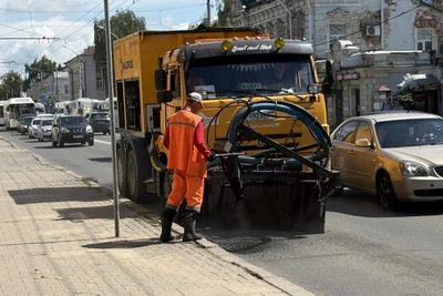 В Костроме дорожники восстанавливают асфальтовое покрытие