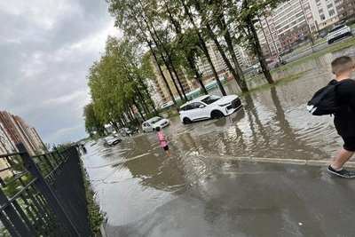 После ливня на Родниках затопило Красный проспект
