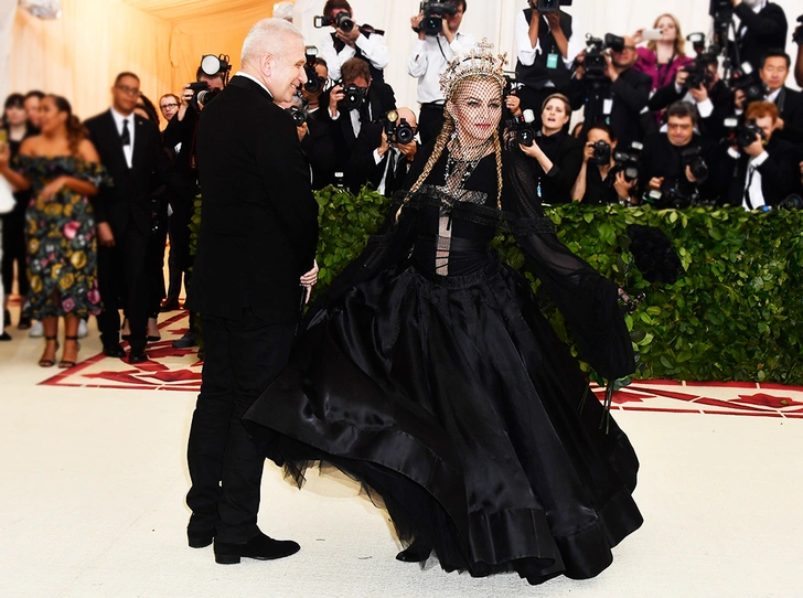 Мадонна затмила Божественный свет на Met Gala 2018