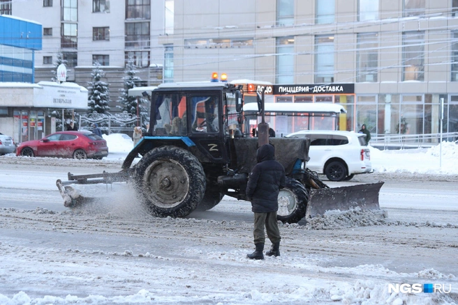 На дорогах от организации ежесменно работают до 50 человек | Источник: Андрей Бортко / NGS.RU