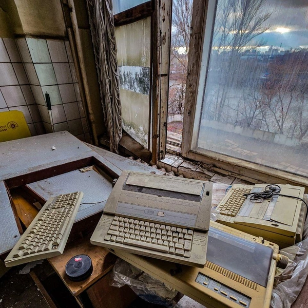На подоконнике оставили клавиатуры | Источник: stalker tour / T.me