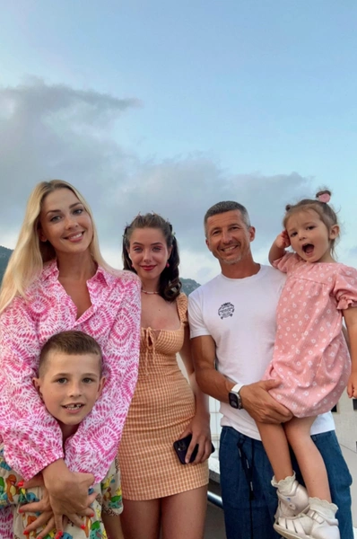 Евгений Алдонин с женой Ольгой и детьми | Источник: Соцсети