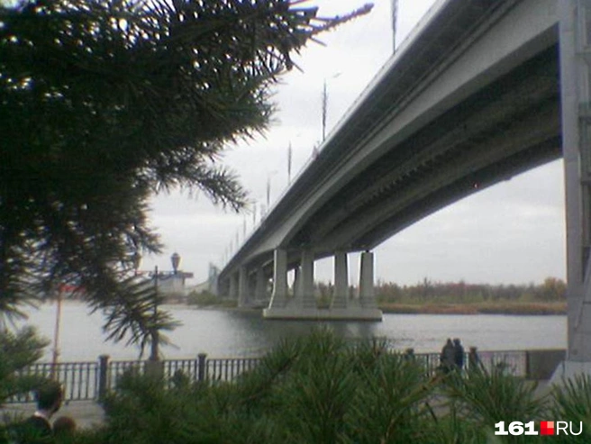 Современный Ворошиловский мост появился гораздо позже, чем перестали выпускать эту модель телефона | Источник: Евгений Вдовин / 161.RU