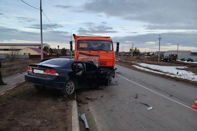 В Тоцком районе Honda столкнулась с КамАЗом