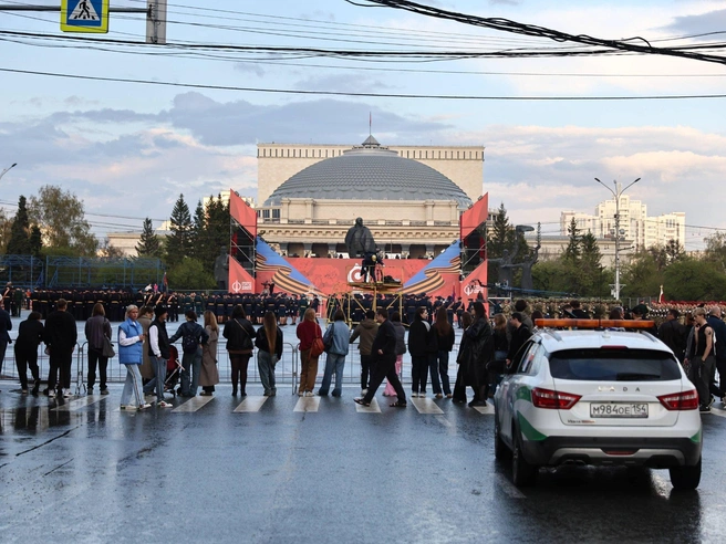 Горожане собрались у площади Ленина, чтобы увидеть репетицию | Источник: Александр Ощепков / NGS.RU