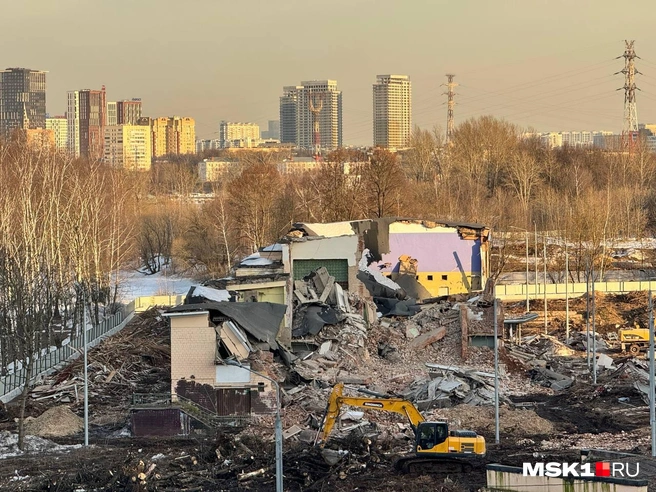 После вырубки деревьев рабочие приступили к сносу советского здания спорткомплекса | Источник: читательница MSK1.RU