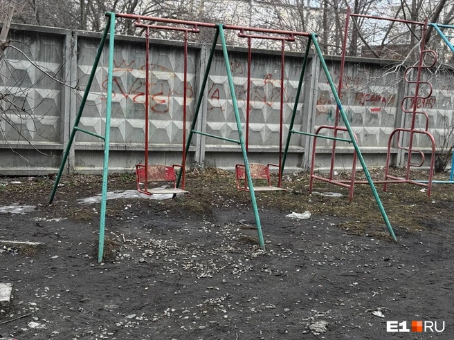 Мальчишка гулял в этом дворе. Спустя 30 лет тут мало что изменилось | Источник: Дарья Манохина / E1.RU