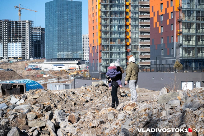 Первые два дома&nbsp;— ЖК «Акватория», за ними&nbsp;— «Эко сити» | Источник: Елена Буйвол / VLADIVOSTOK1.RU