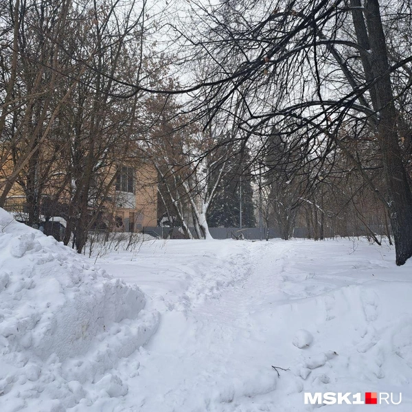 Недавно снег здесь расчистили экскаваторами | Источник: Арина Майорова / MSK1.RU