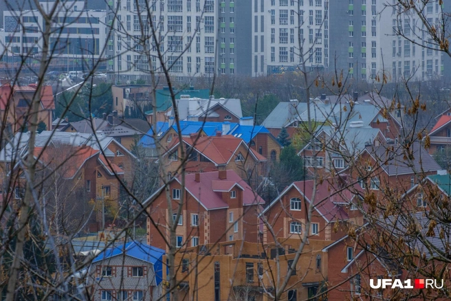 Дома находятся по ту сторону от улицы Пугачёва | Источник: Булат Салихов / UFA1.RU