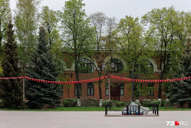 Несмотря на внушительный фасад, внутри здание давно вызывает вопросы из-за состояния конструкций | Источник: Ирина Шарова / 72.RU