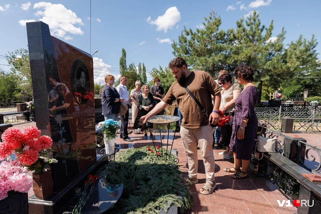 Ученики не забыли про своего любимого педагога | Источник: Алексей Волхонский / V1.RU