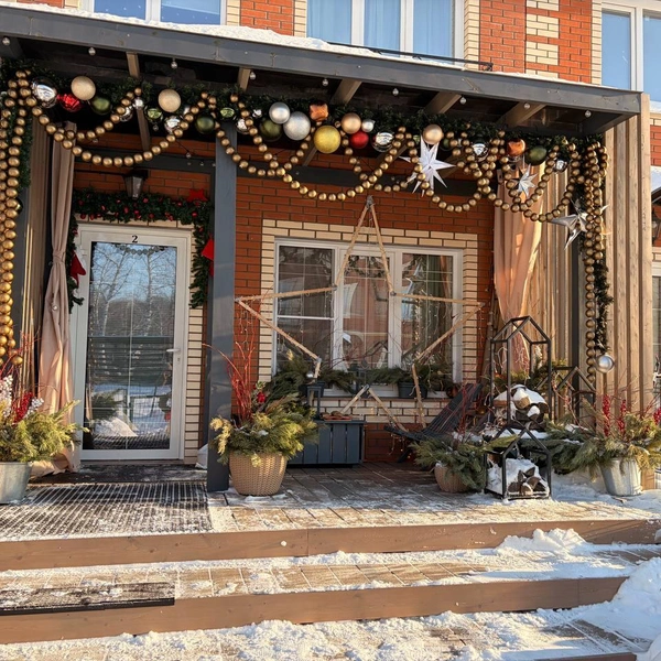 По словам Евгении, в коттеджном поселке даже проводят конкурс между соседями — жюри выберет самые нарядные фасады | Источник: читательница НГС Евгения