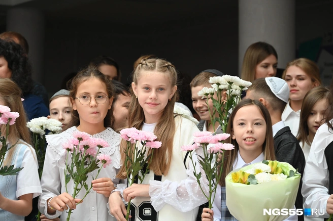 Для ребят, кроме первоклашек, не было строго дресс-кода | Источник: Артемий Скиба / NGS55.RU