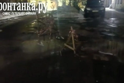 Бесхозную трубу на Обводном канале отремонтировали после прорыва