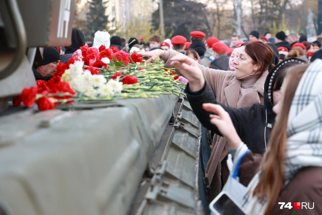 Цветы возложили к памятнику-танку | Источник: Михаил Шилкин