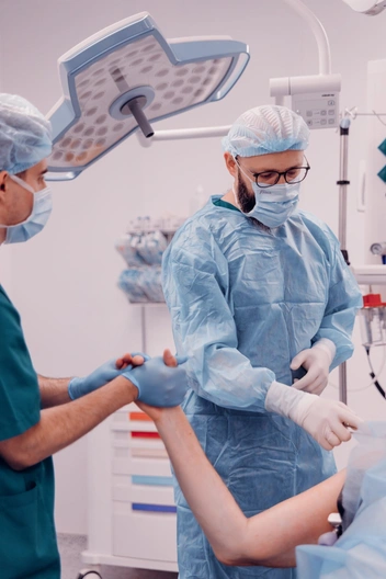 Оперативное лечение выполняют малоинвазивными и высокотехнологичными способами | Источник: ООО «МЕДИКА НСК»