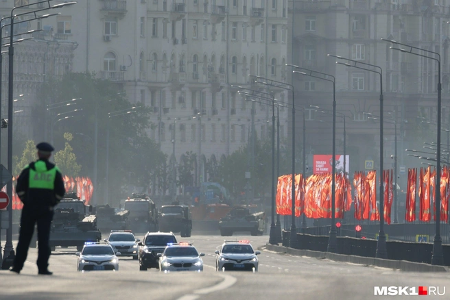 Колонну военной техники можно было увидеть еще ранним утром | Источник: Дмитрий Толстошеев / MSK1.RU