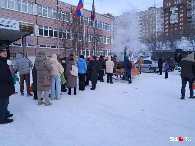 В пунктах помощи можно взять зарядное устройство и получить горячую еду | Источник: Дмитрий Артёменко / 51.RU