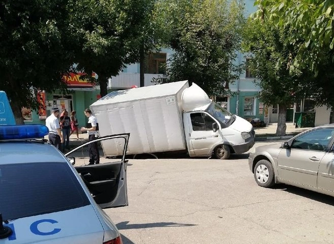 На улице Павлова «Газель» провалилась под асфальт | ya62.ru