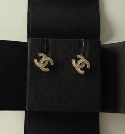 Серьги Chanel | Источник: Сайт объявлений