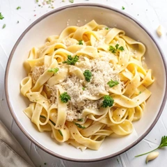 Вкуснее, чем в школе: рецепт пасты с курицей и соусом Альфредо