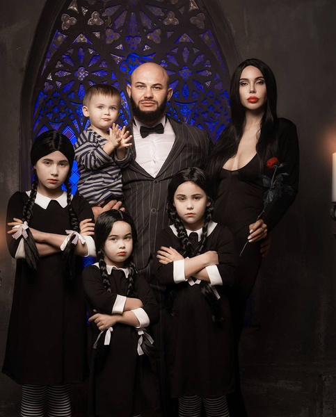 Королева с сыном vs Самойлова с семьей: чей образ на Хэллоуин круче