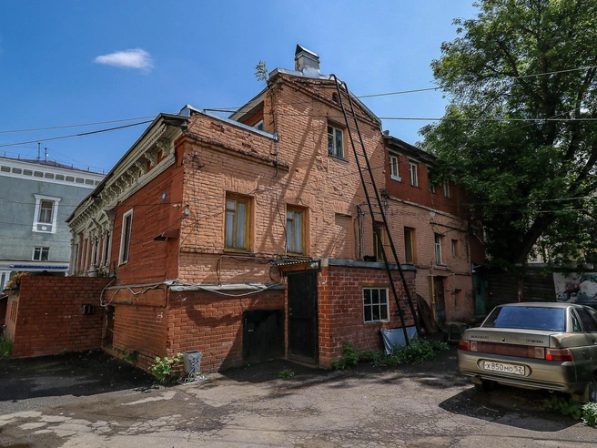 Около года назад на кирпичном фасаде здания начали возникать трещины | Источник: Наталья Бурухина / NN.RU