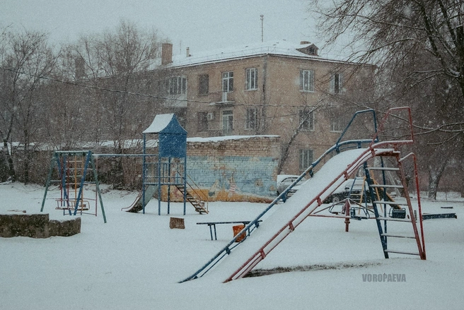 На такой заснеженной горке вряд ли многие захотят прокатиться | Источник: Юлия Воропаева