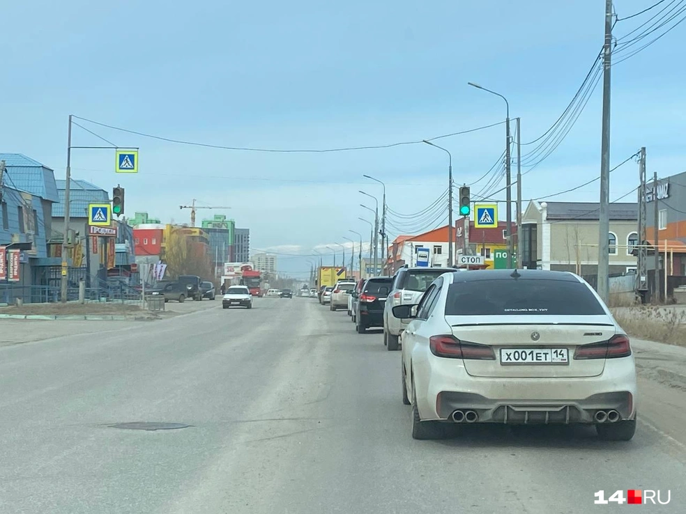 На Чернышевского, конечно, есть участки, где дорога вполне нормальная, даже без трещин. Но «Дорисс» тут ни при чем | Источник: Надежда Ефимова / 14.RU