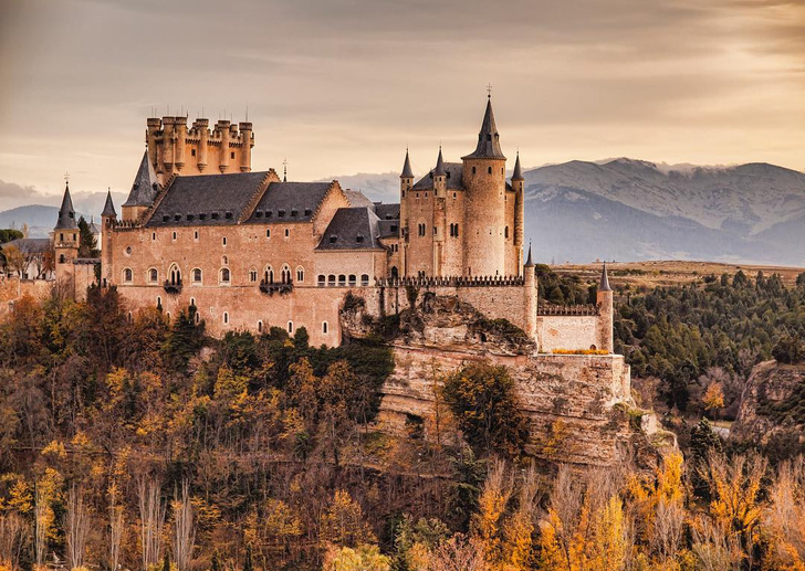 Названы самые впечатляющие замки Европы