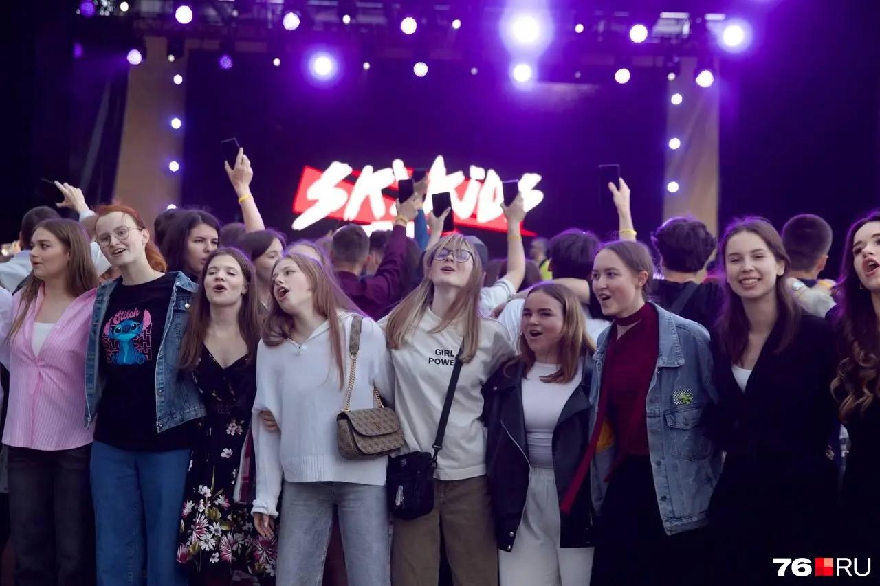 Концерт под дождем и дискотека: показываем, как прошла вечеринка для выпускников в Ярославле