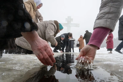 Почти 34 тысячи петербуржцев приняли участие в крещенских купаниях