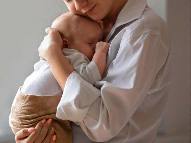 В преддверии Дня матери поговорили с врачами, которые помогают женщинам стать мамами | Источник: freepik.com