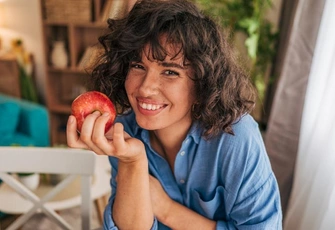 Три причины, почему нельзя верить поговорке «Яблоко в ночь — все болезни прочь»