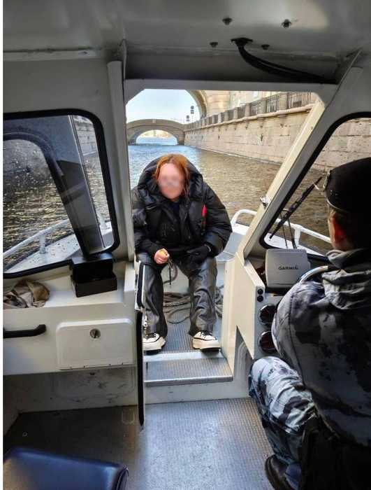 Женщина упала в Мойку в центре Петербурга. Её обнимал ОМОН | Источник: Росгвардия. Северо-Западный округ