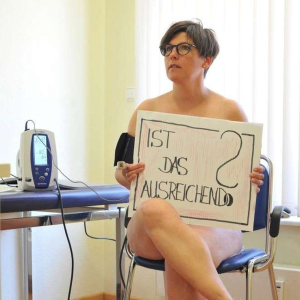 Немецкие врачи позируют голыми в знак протеста против нехватки средств защиты
