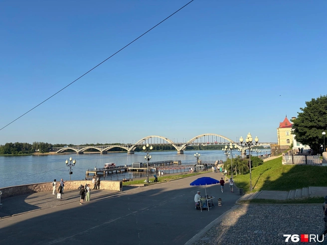 Дорогу в Рыбинске перекрыли из-за крупного пожара в районе Копаево | Источник: Анастасия Вязигина / 76.RU