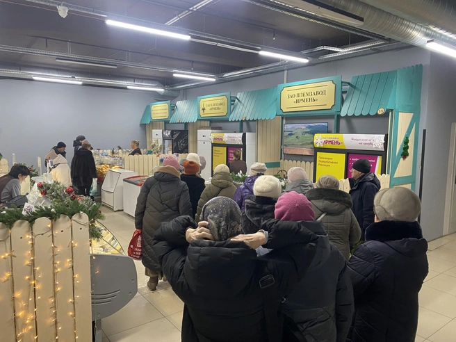 Очередь в отделе хозяйства «Ирмень», чья продукция широко представлена и в обычных супермаркетах. | Источник: Стас Соколов / NGS.RU
