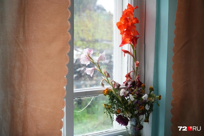 Учительница говорит, что 1 сентября, как и везде, в школе проходит торжественная линейка | Источник: Семен Громов / 72.RU