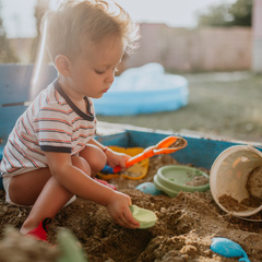 Ребенок съел песок: чем это грозит и что делать