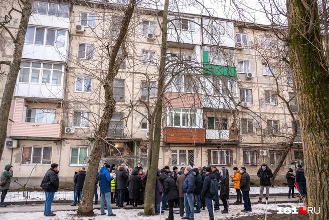 На фоне «блокады» дома СК начал расследовать уголовное дело в отношении неназванных сотрудников администрации. В самом доме к февралю 2023-го почти не осталось жильцов | Источник: Евгений Вдовин / 161.RU