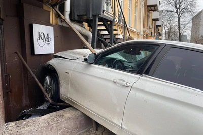 Водитель BMW почувствовал себя плохо и врезался в дом в Ростове