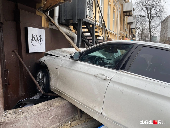 Стало плохо. Машина врезалась в дом возле Ворошиловского моста: видео | Источник: читатель 161.RU