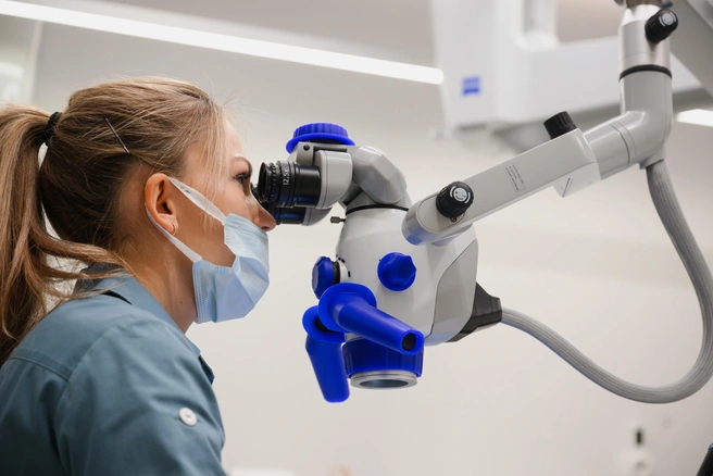 Микроскоп от лидера стоматологической оптики Carl Zeiss увеличивает изображение до 40 раз | Источник: ГУТЕН ТАГ