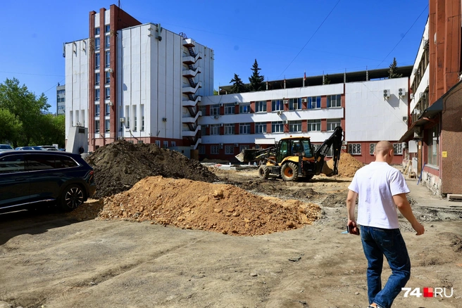 На месте будущего сквера уже разравнивают площадку | Источник: Михаил Шилкин