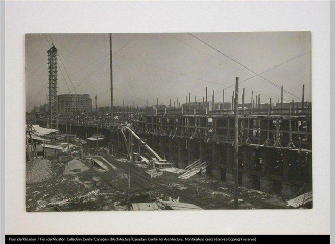 Стройка Дома промышленности в 1930-е. На заднем плане видны строящаяся гостиница «Исеть» и Театр оперы и балета
