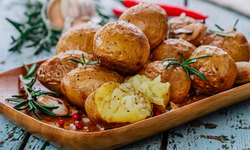 Картофель в духовке: 5 быстрых и вкусных рецептов